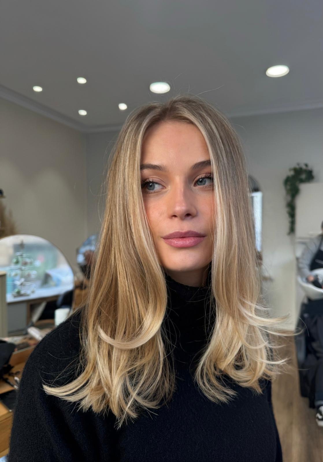 Balayage blond sur coupe mi-longue effilée