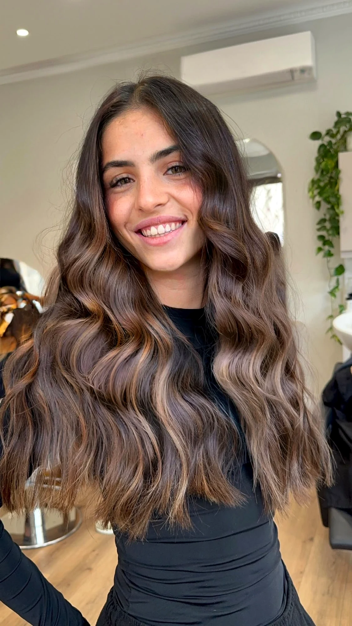 Balayage brun chaud sur longueurs ondulées, réalisé au salon Le 83 à Nancy