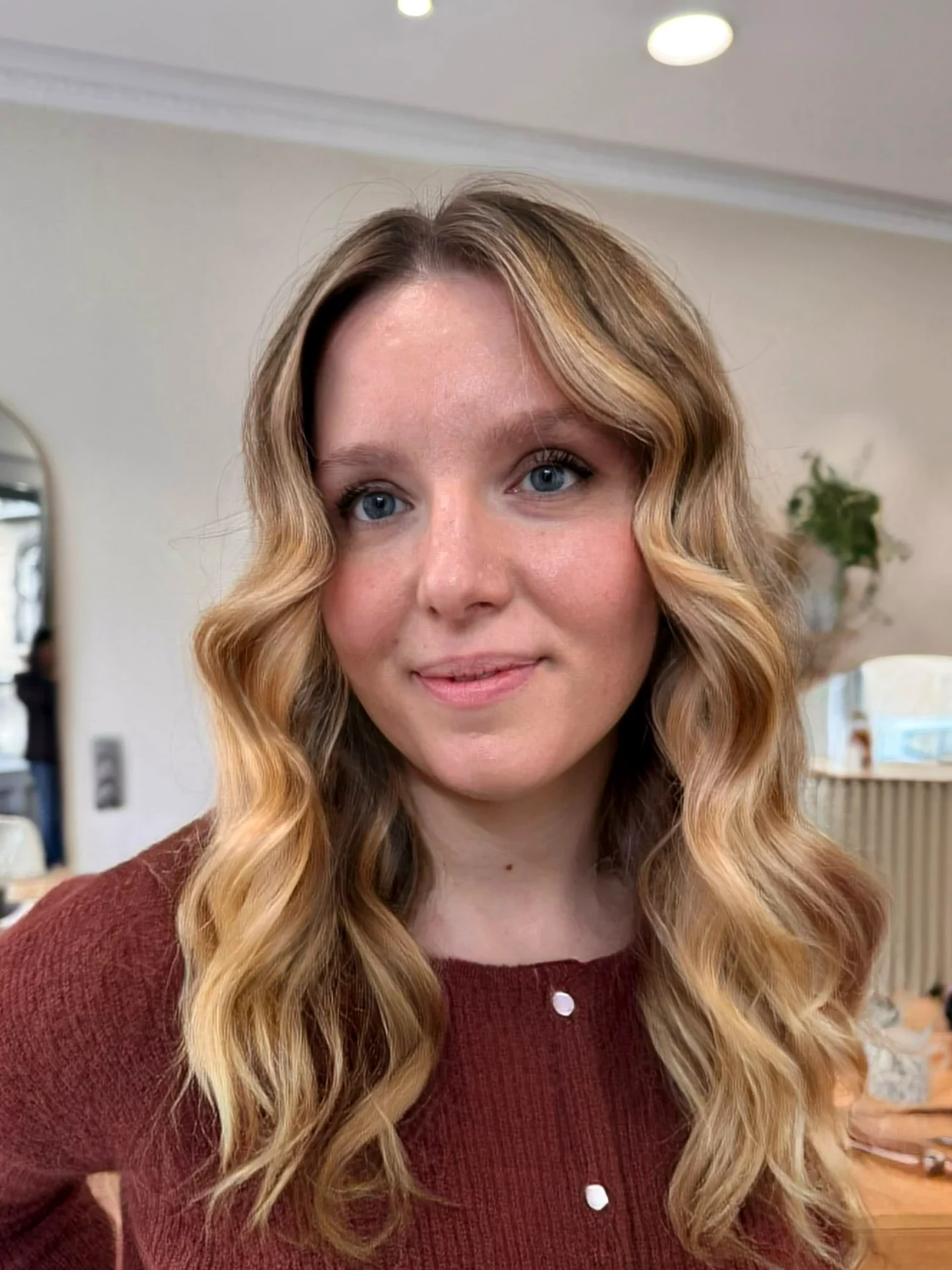 Balayage blond miel avec boucles glamour, coiffure réalisée au salon Le 83 à Nancy