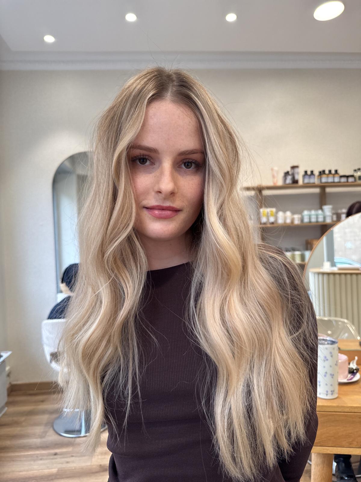 Balayage blond sur cheveux longs texturés