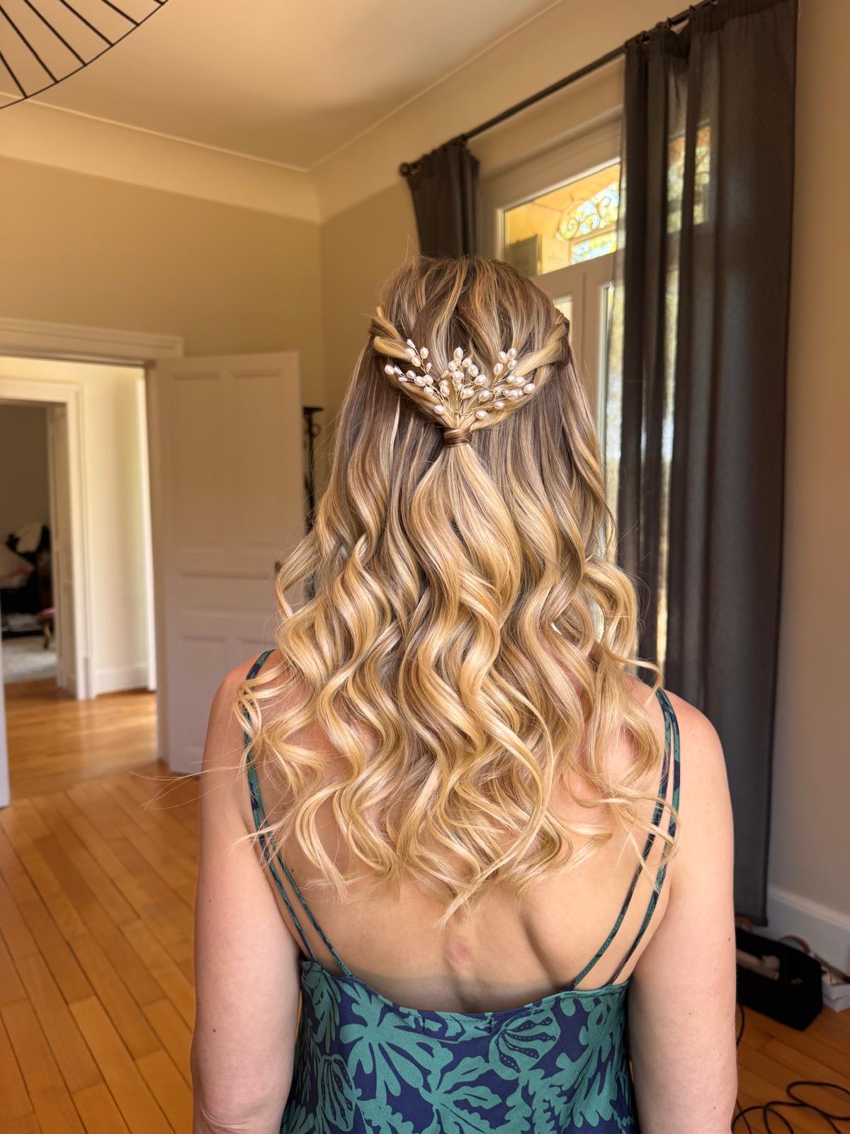 Semi-attache blonde avec ondulations et accessoire perlé