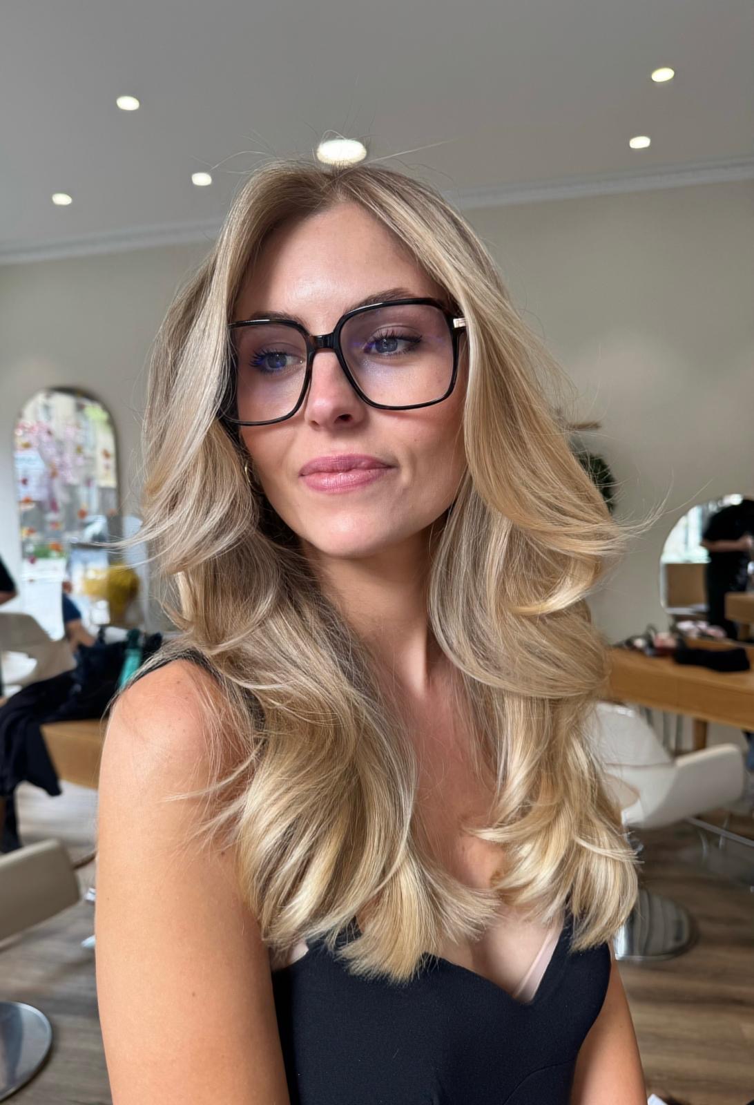 Balayage blond sur brushing volumineux mi-long