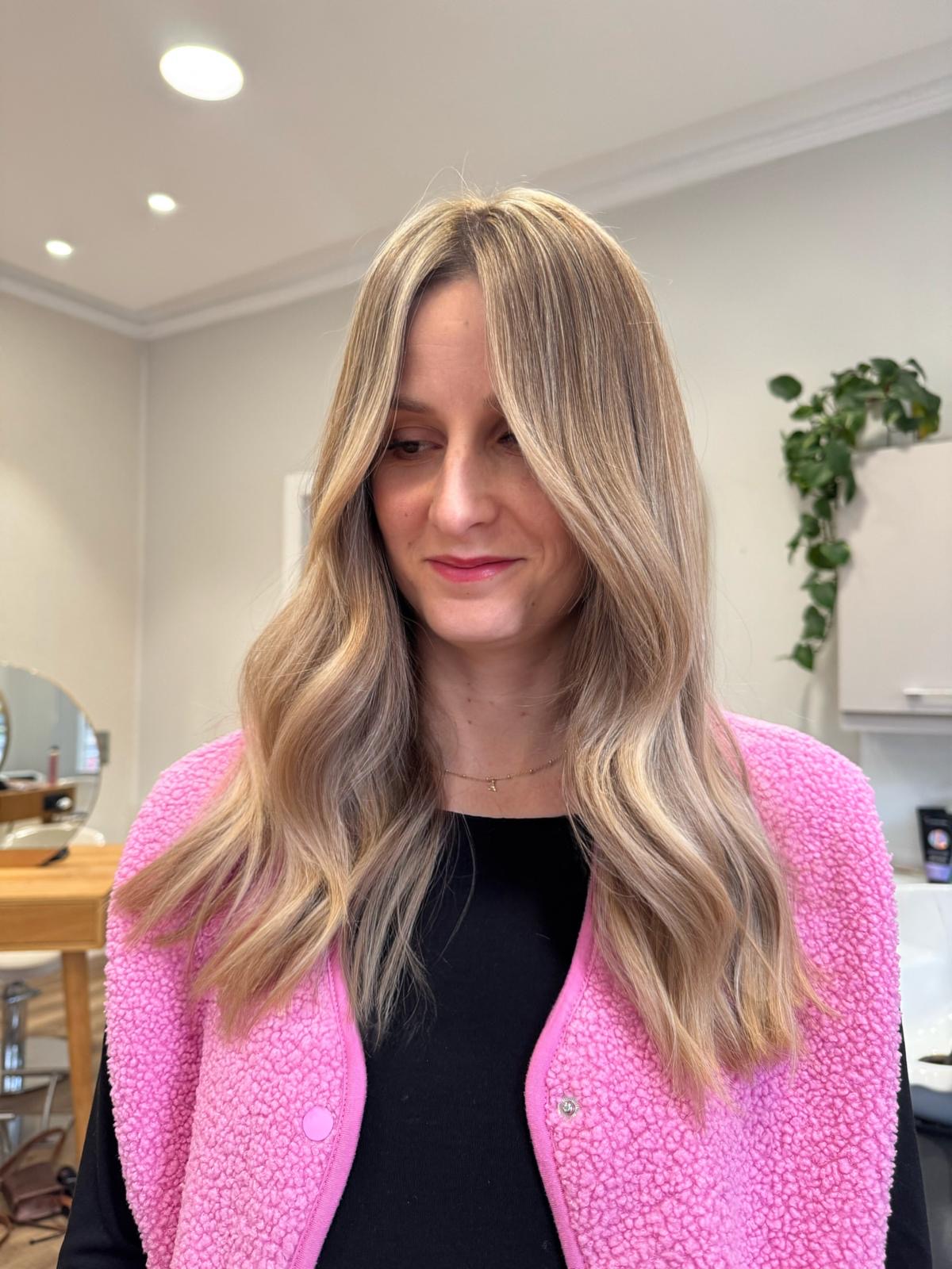 Balayage naturel sur cheveux longs ondulés
