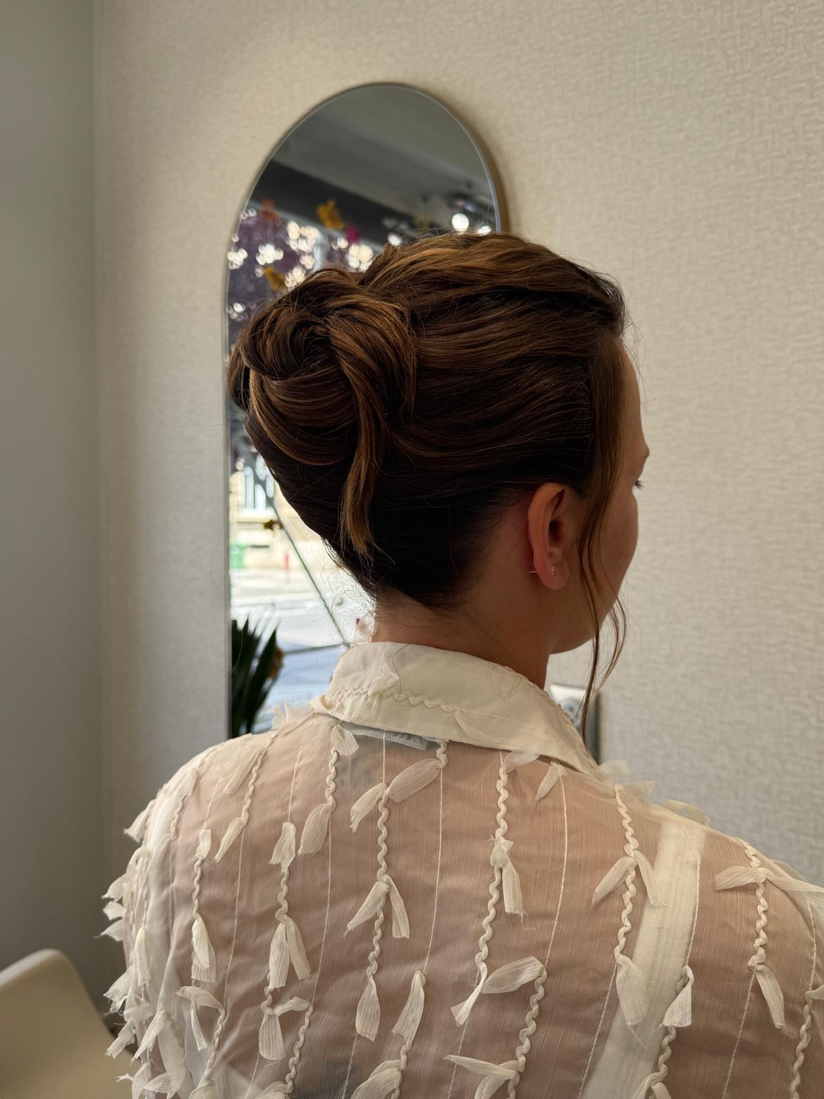 Chignon haut structuré, coiffure événementielle